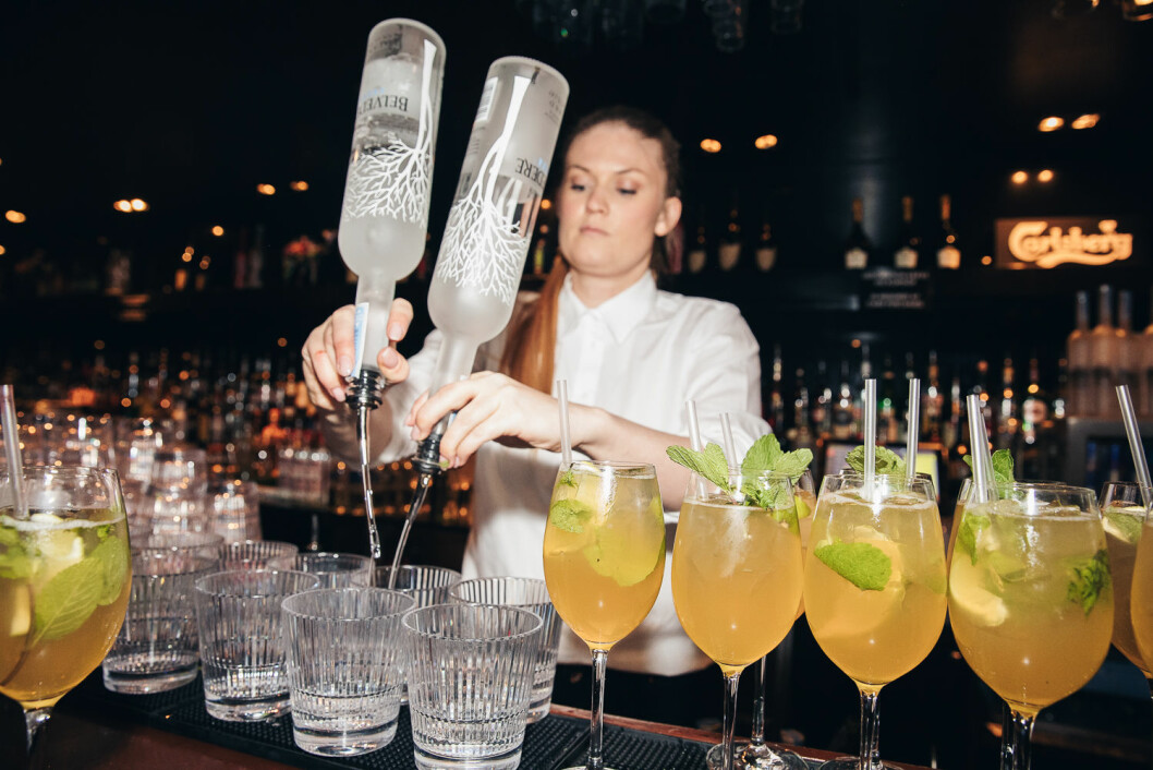 Fruktiga drinkar blandas vid baren festen på ELLE Decoration Swedish Design Awards 2019