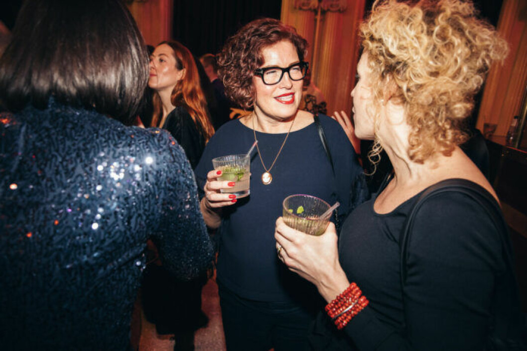 Minglande gäster på festen på ELLE Decoration Swedish Design Awards 2019