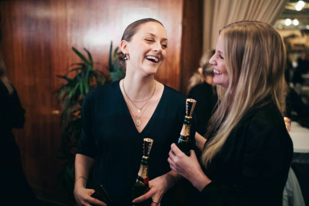Skrattande gäster på festen på ELLE Decoration Swedish Design Awards 2019