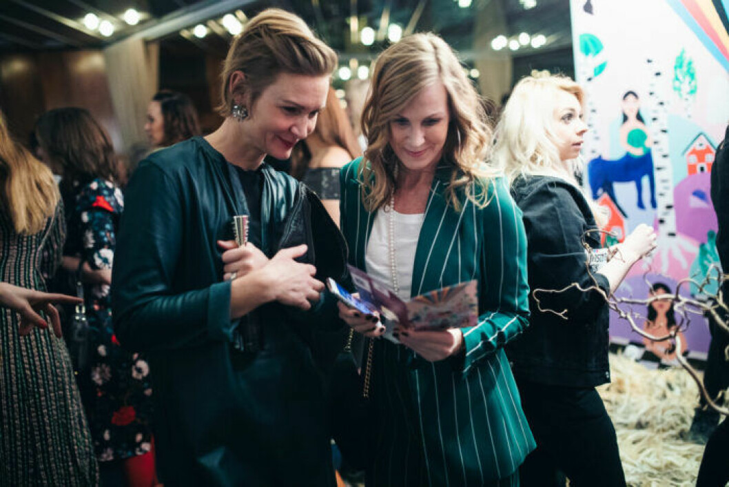 Gäster minglar på festen på ELLE Decoration Swedish Design Awards 2019