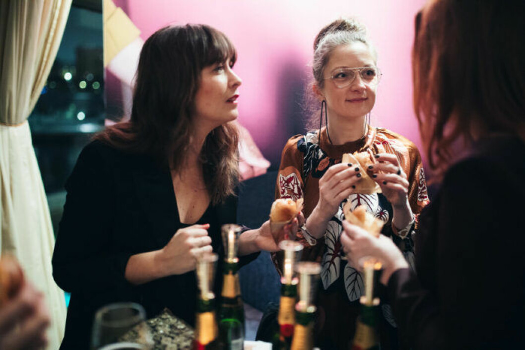 Några av gästerna minglar på festen på ELLE Decoration Swedish Design Awards 2019