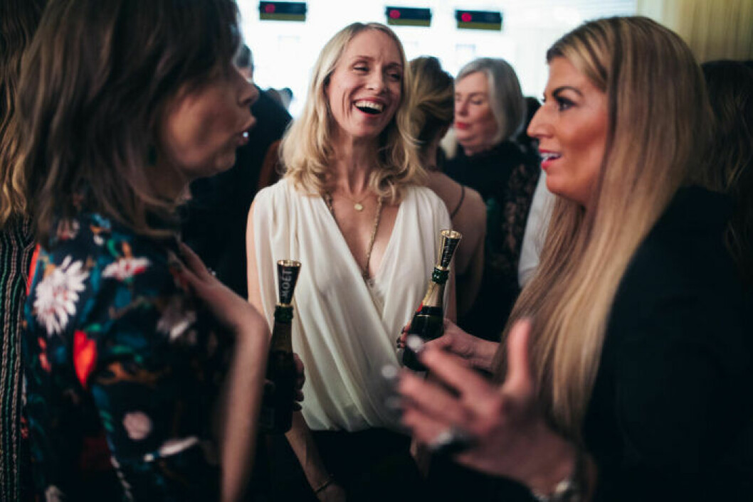 Glada gäster under minglet på festen på ELLE Decoration Swedish Design Awards 2019