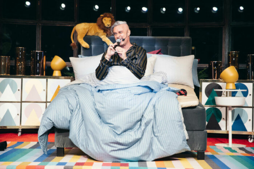 Magnus Skogsberg i säng på scen på ELLE Decoration Swedish Design Award