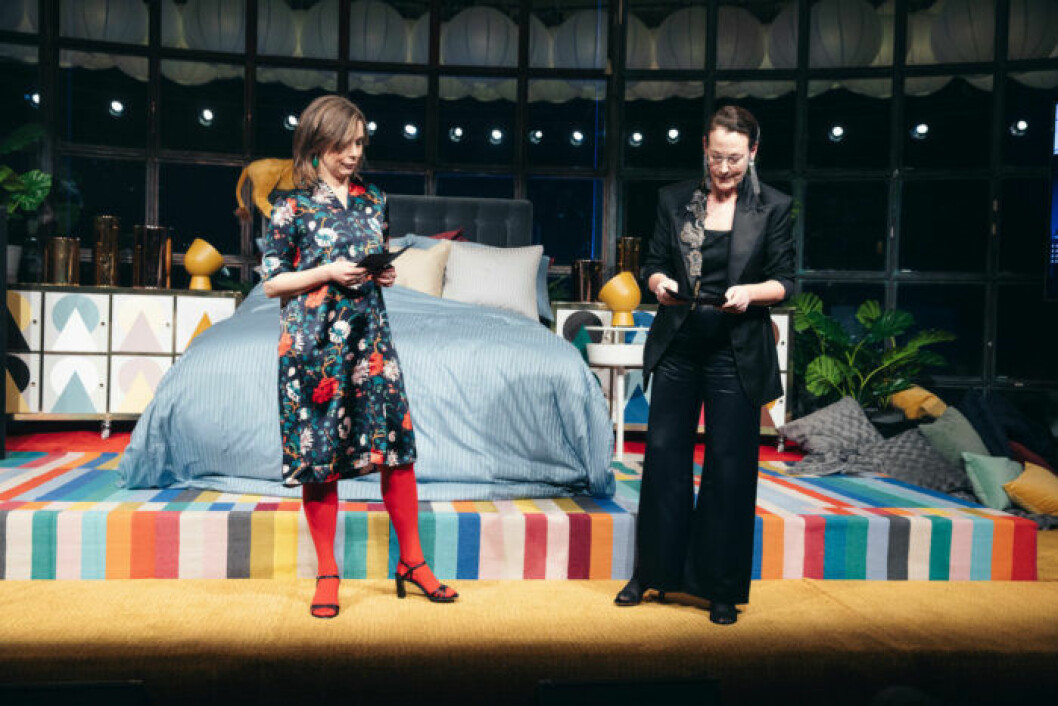 Karin Ohlsson–Leijon och Cia Jansson talar till publiken på ELLE Decoration Swedish Design Awards 2019