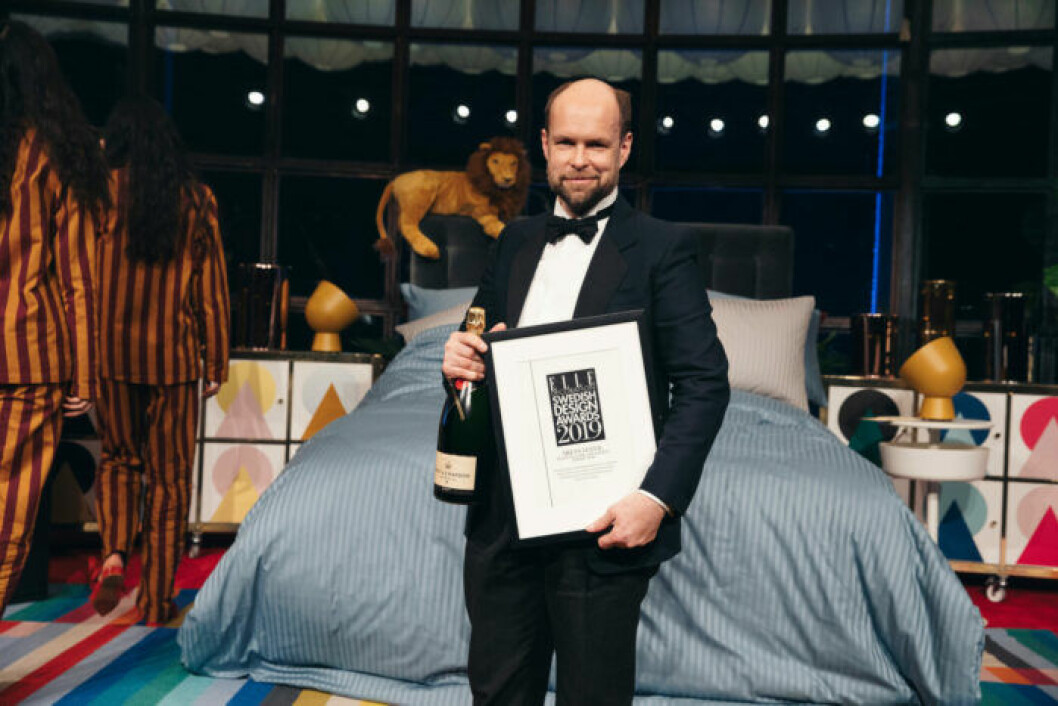 Lars Nilsson tar emot pris för sin kollektion Capri på ELLE Decoration Swedish Design Awards 2019