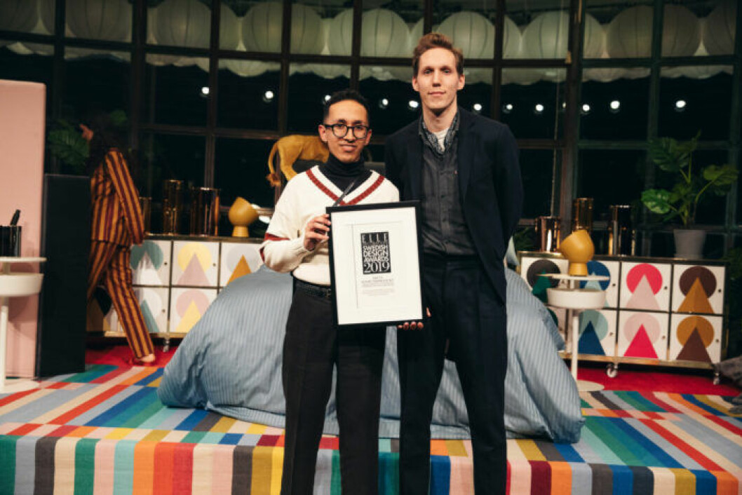 Raul Magdaleno och Karl Lindhe tar emot pris på ELLE Decoration Swedish Design Awards 2019