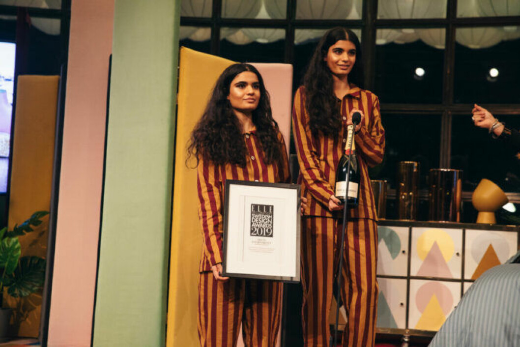 Prisutdelarna är redo att dela ut diplom och champagne i matchande randiga pyjamasar på ELLE Decoration Swedish Design Awards 2019