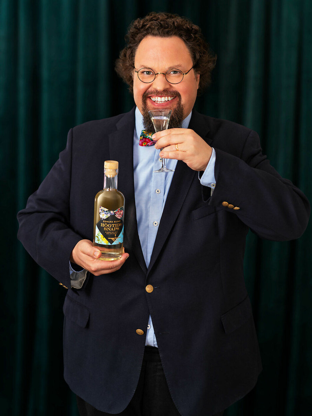 Edward Bloms njuter av sin egen Högtidssnaps. Edward Bloms njuter av sin egen Högtidssnaps.