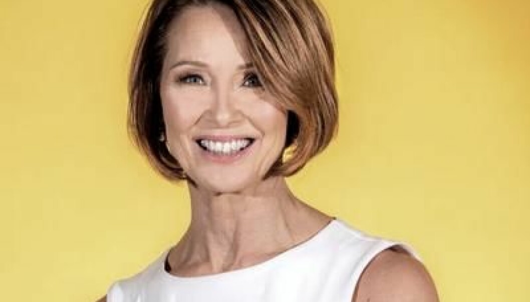 Elizabeth Feurst när hon först deltog i <span class=" italic" data-lab-italic_desktop="italic">Gift vid första ögonkastet</span> som deltagare. elizabeth feurst gift vid första ögonkastet ler mot en gul bakgrund