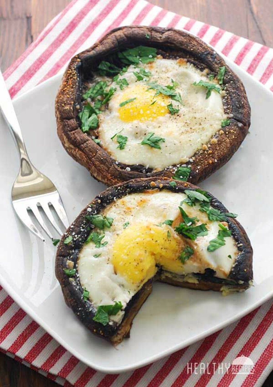 Portabelloägg. Bild och recept: <a href="http://healthyrecipesblogs.com/2013/11/04/eggs-baked-in-portobello-mushrooms/" target="_blank" rel="noopener">healthyrecipesblogs.com</a> Portabelloägg.