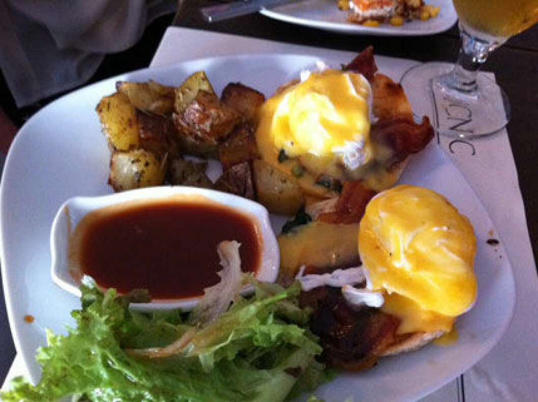 Eggs benedict med frasigt stekt potatis.