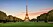 Eiffeltornet i paris med en grön gräsmatta framför
