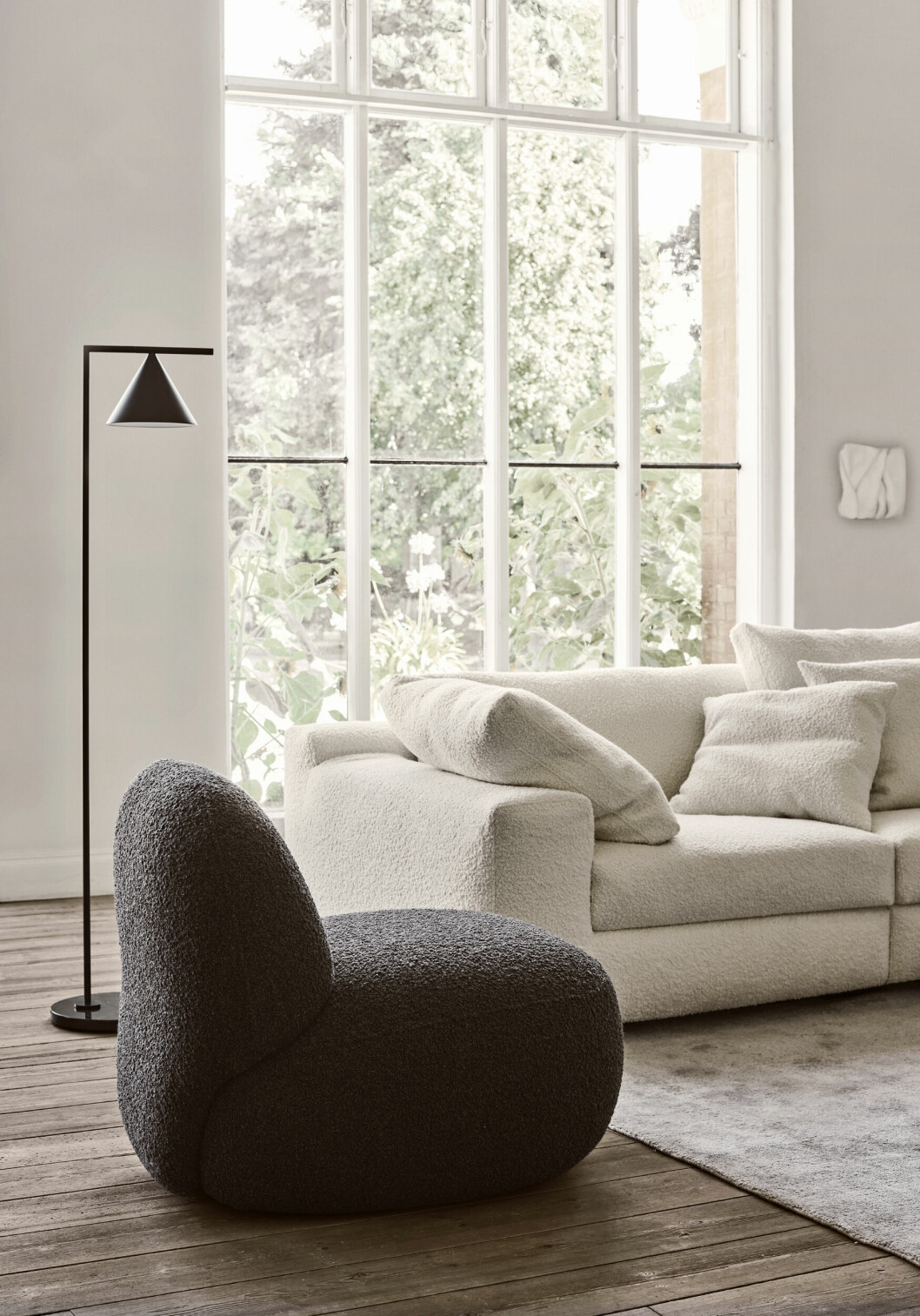 svart golvlampa i modern organic-inredning