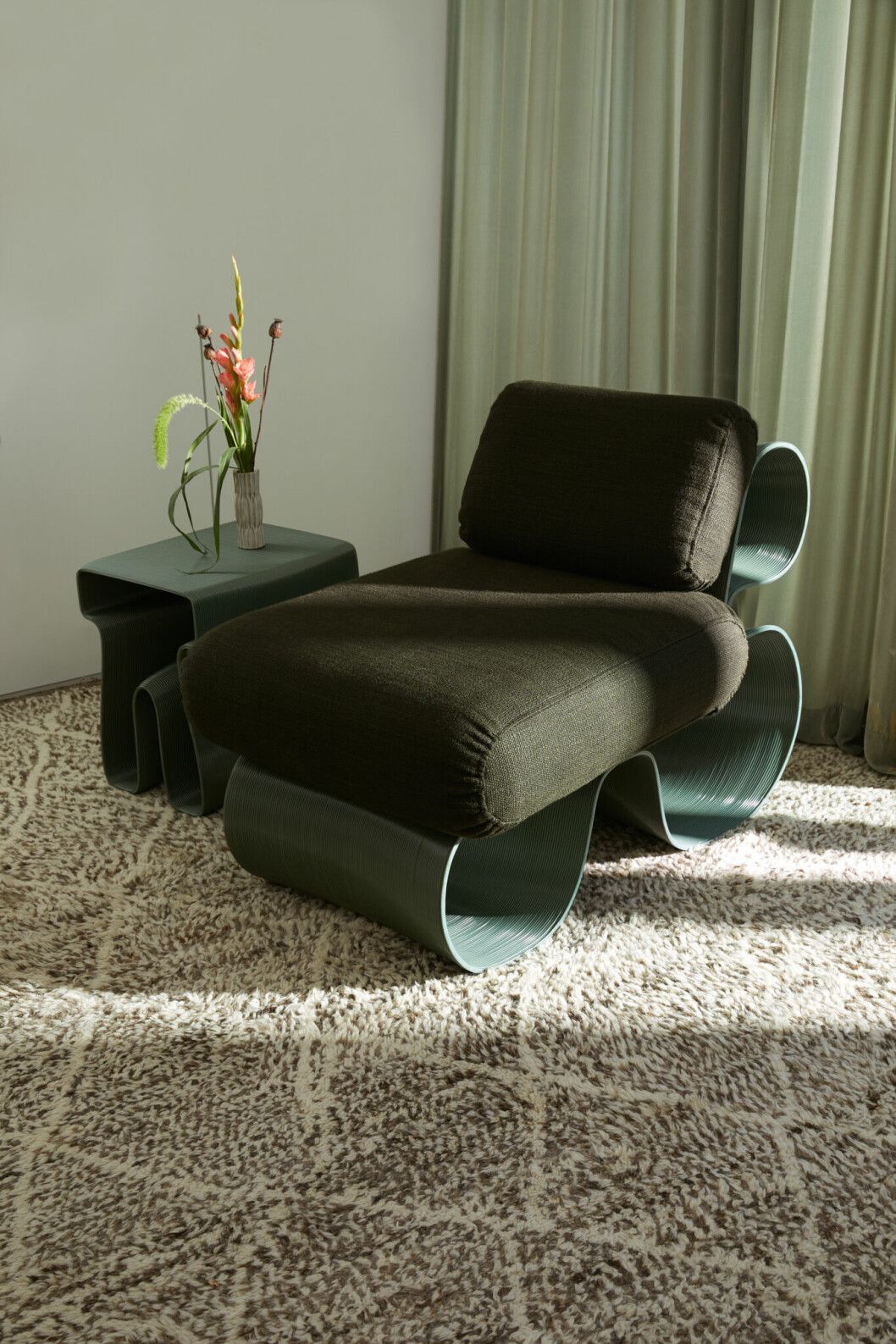 Nygrundade Ekbacken Studios<em> Eel lounge chair</em> är gjord av återvunnen plast från fisknät. Stol i återvunnen plast av Ekbacken Studios