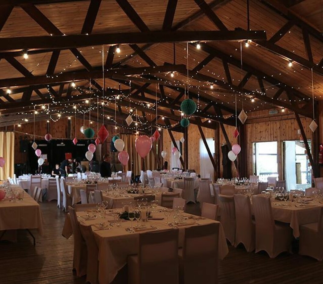 <a href="https://venuu.se/lokaler/ekeby-loge?ref=elle">Ekeby loge</a> bjuder på Instagram-vänlig miljö. Instagram-vänlig miljö i Ekeby loge med högt i tak och träbalkar.