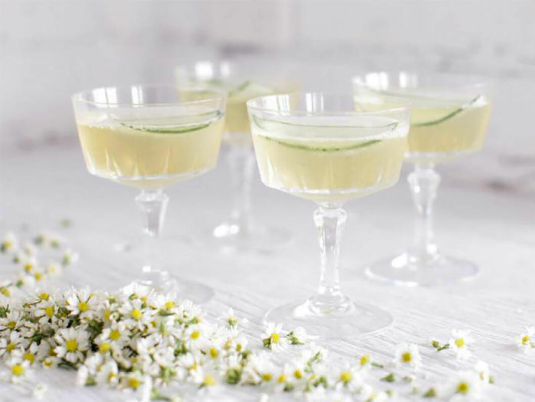 Varför inte testa en fräsch flädercocktail? Bild: <a href="http://thelane.com/Backstage/post/2015-06-12-friday-cocktail-hour-elderflower-champagne">Thelane</a>