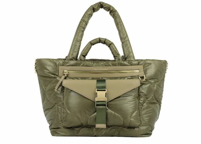 Den oversizade quiltade <a target="_blank" href="https://idealofsweden.com//p/eli-tote-bag-puffy-khaki?utm_source=online-magazine&utm_medium=macro-influ&utm_campaign=aw22_elle">Eli Tote Bag</a> kommer också i en khaki-version, 1499 kr. Eli Tote Bag Puffy khaki