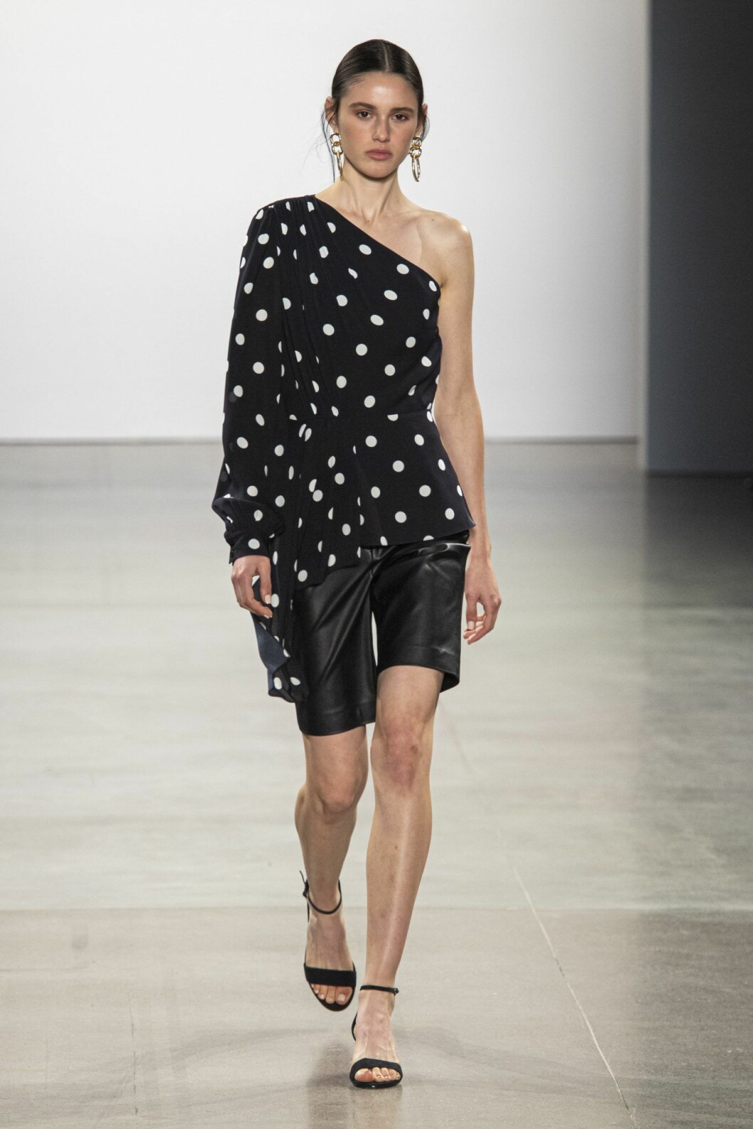 Elie Tahari SS20. prickig blus Elie Tahari SS20.