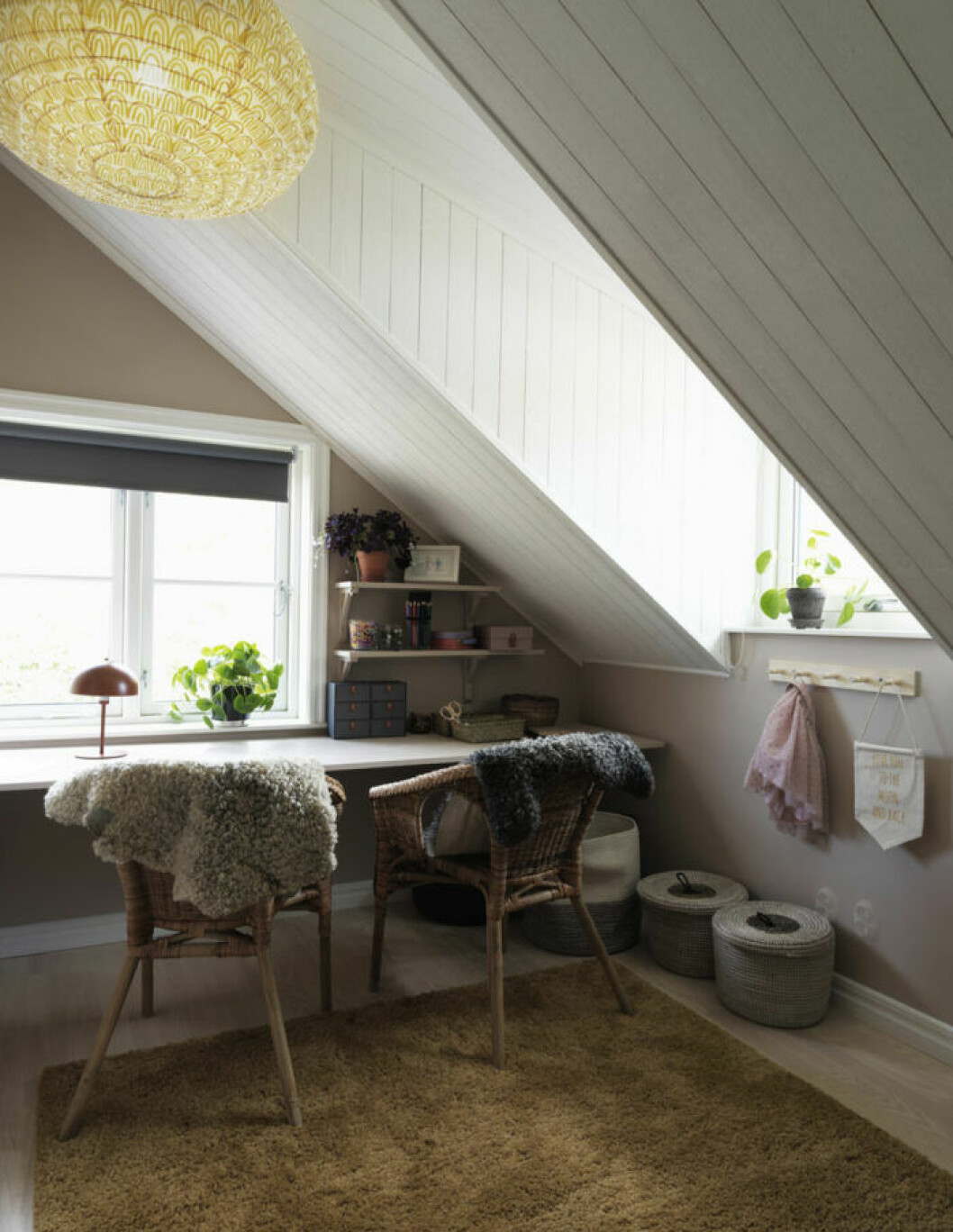 Foto: Jonas Ingerstedt Styling: Josefin Andersson Syns i: <a href="https://www.elle.se/decoration/avskalat-och-stilrent-hemma-hos-stylein-designern-i-soderort/" target="_blank" rel="noopener">”Avskalat och stilrent hemma hos Stylein-designern i söderort”</a> Satsa på naturmaterial 2019.