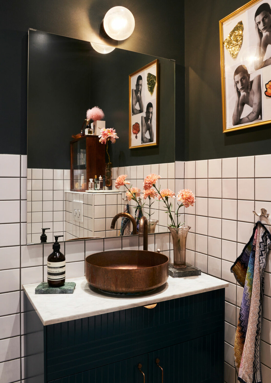 Ett badrum att drömma om hemma hos PR-proffset Elin Ullenius. Foto: Jonas Ingerstedt | Syns i: <a href="https://www.elle.se/decoration/hemma-hos/personligt-och-ombonat-hos-kreatoren-i-vasastan/" target="_blank" rel="noopener">Personligt och ombonat hos kreatören i Vasastan</a> Badrum med personlig inredning och stil