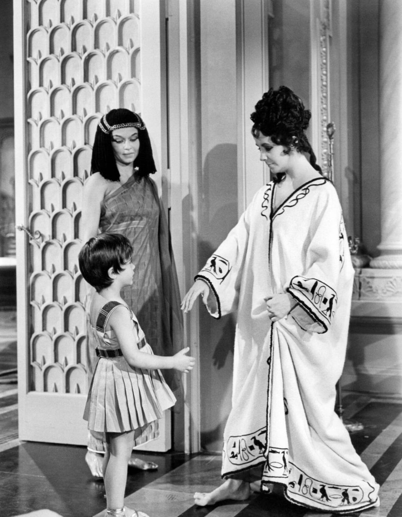 Elizabeth Taylor iklädd kaftan i filmen Cleopatra, 1963