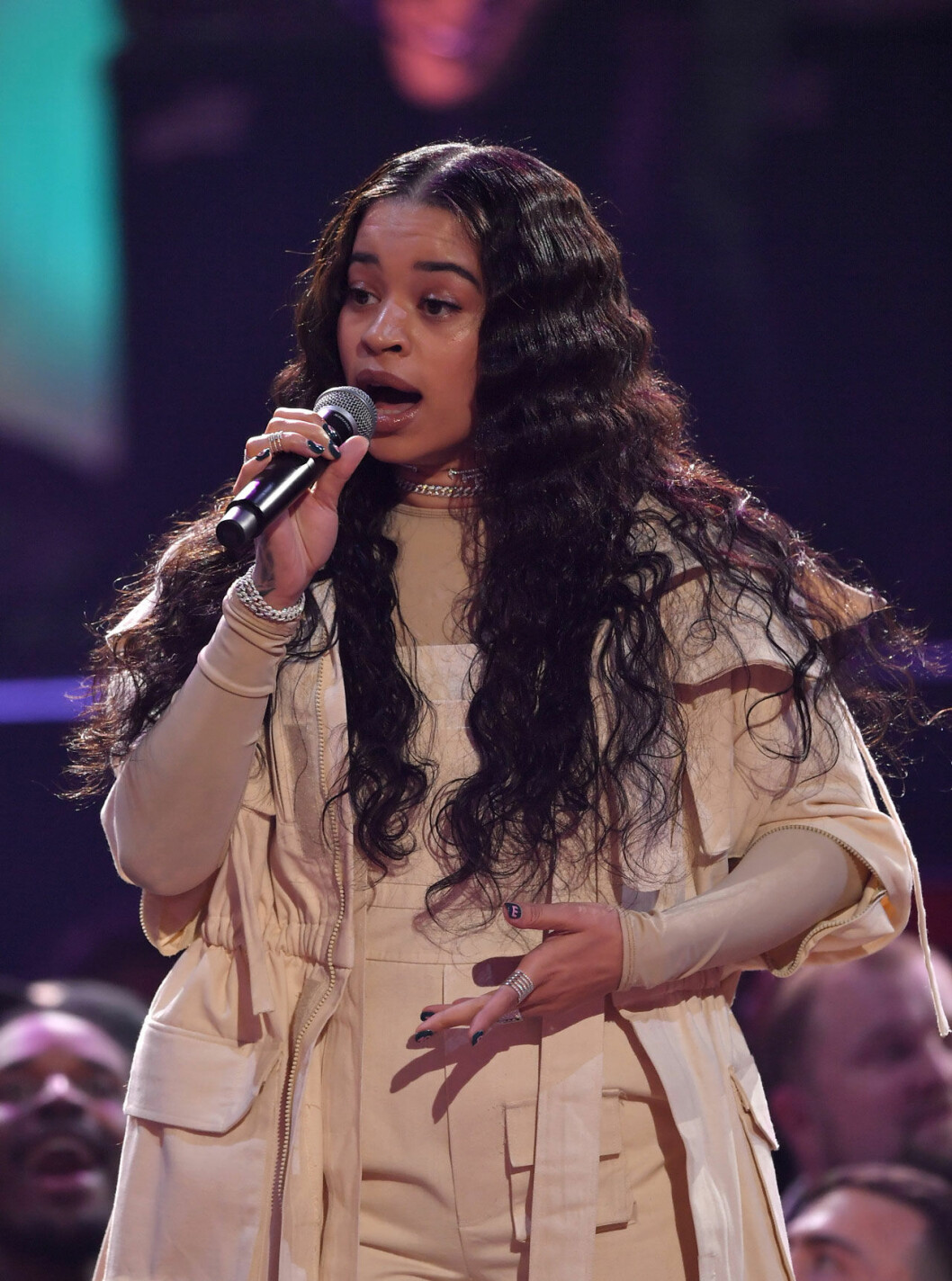 Ella Mai i Selams design under ett uppträdande på AMA. Ella Mai i Selam.