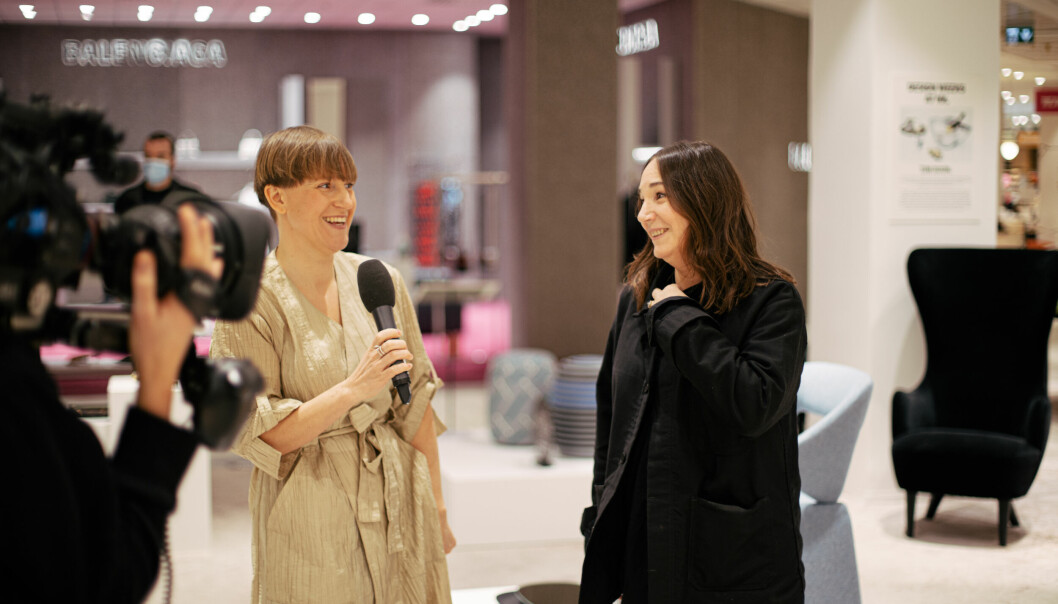Juryns ordförande Katarina Matsson intervjuar förra årets vinnare Monica Förster, som vann priset som Årets designer.