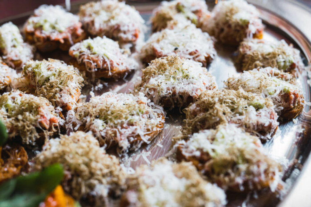 Crostinis med råbiff på svenskt kalvinnanlår med gräslöksmajonnäs, parmesan och sommartryffel. Crostinis med råbiff på svenskt kalvinnanlår med gräslöksmajonnäs, parmesan och sommartryffel.