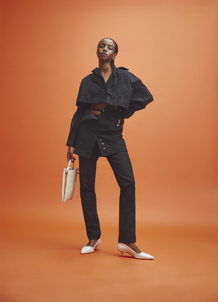Klänning, 5 850 kr, Jacquemus/Mytheresa. Byxor, 5 400 kr, Bite Studios. Skor, 1 600 kr, Vagabond. Väska, 990 kr, COS. Örhängen, 2 790 kr, Bottega Veneta. Modellen bär klänning från Jacquemus/Mytheresa, byxor från Bite Studios, skor från Vagabond, väska från COS, örhängen från Bottega Veneta.