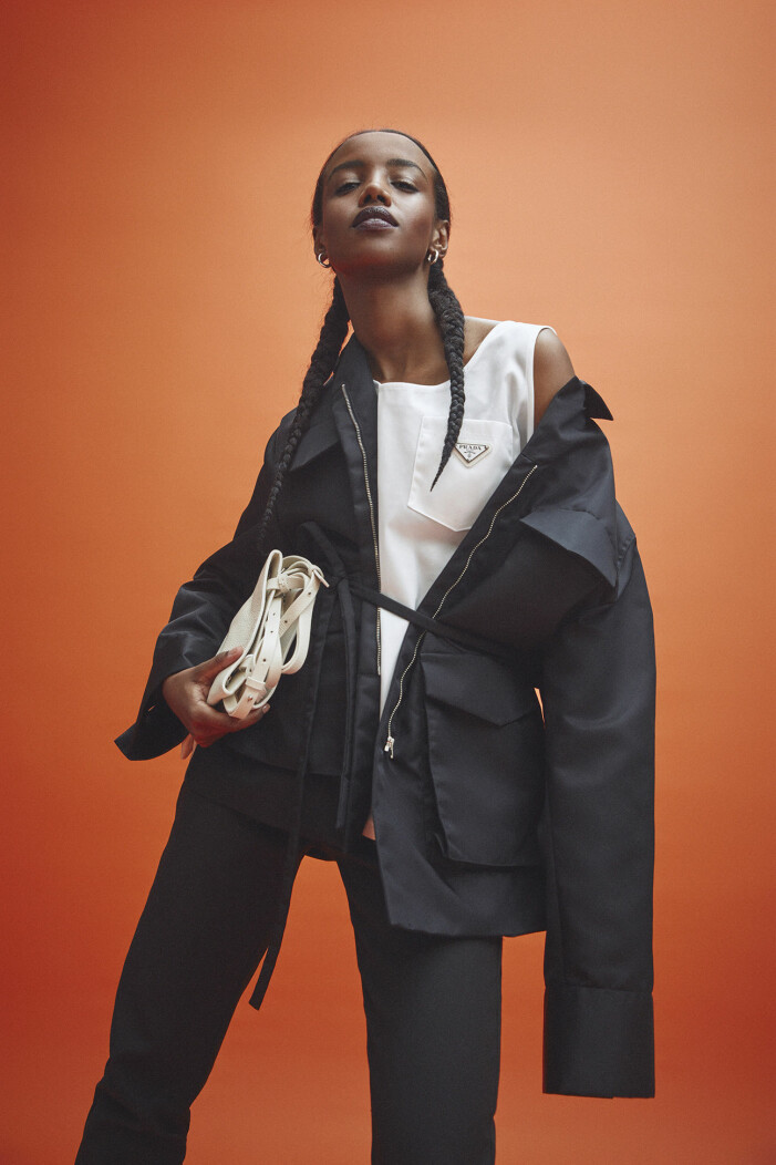 Jacka, 5 200 kr, och byxa, 2 600 kr, båda Totême. Linne, 5 550 kr, Prada/Mytheresa. Örhängen 2 790 kr, Bottega Veneta. Modellen har på sig jacka och byxa från Totême, linne från Prada/Mytheresa, örhängen från Bottega Veneta.