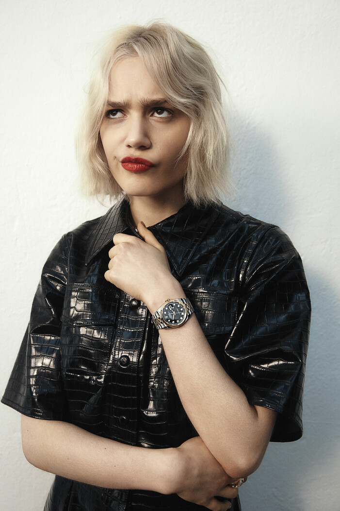 Klänning, 3 900 kr, Stand Studio. Klocka, Datejust 36 mm, 125 000 kr, Rolex/Nymans ur 1851. Ring, 1 600 kr, All blues. Modellen har på sig klänning från Stand Studio, klocka, Datejust 36 mm, från Rolex/Nymans ur 1851, ring från All blues.