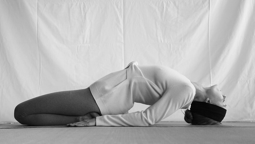Rätt klädd för yoga! Gif kvinna som gör yoga