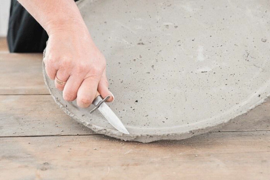 Lossna brickan från betongen.