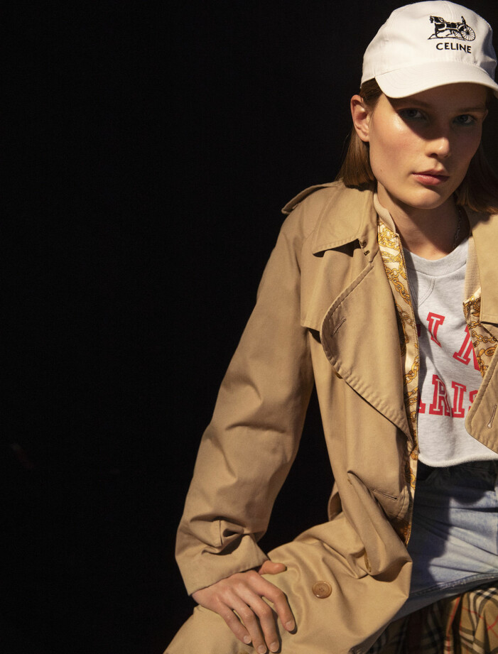 Trenchcoat, 6 200 kr, Vestiaire Collective. Jacka, 21 500 kr, tröja, 4 850 kr, jeans, 6 900 kr, och keps, 3 350 kr, allt Celine by Hedi Slimane. Modellen har på sig trenchcoat från Vestiaire Collective, jacka, tröja, jeans och keps från Celine by Hedi Slimane.
