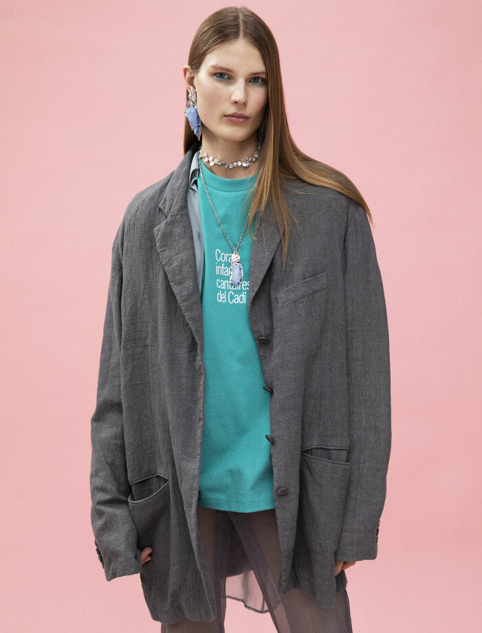 Kavaj, 7 400 kr, skjorta, 4 600 kr, t-shirt, 1 300 kr, byxor, 4 200 kr, strumpor, 850 kr, pärlhalsband, pris vid förfrågan, kedjehalsband, 3 700 kr, och örhänge, 3 700 kr, allt Acne Studios. Modellen har på sig kavaj, skjorta, t-shirt, byxor, strumpor, pärlhalsband, kedjehalsband och örhänge från Acne Studios.