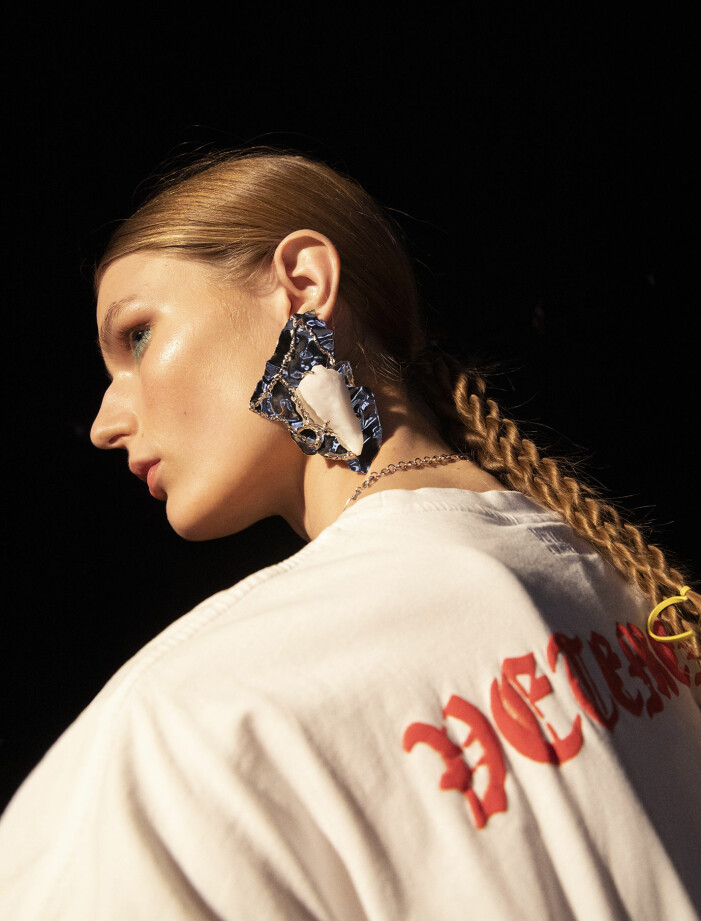 T-shirt, 3 851 kr, Vetements/Mytheresa. Örhänge, 3 700 kr, och halsband, 3 700 kr, båda Acne Studios. Modellen har på sig T-shirt från Vetements/Mytheresa, örhänge och halsband från Acne Studios.