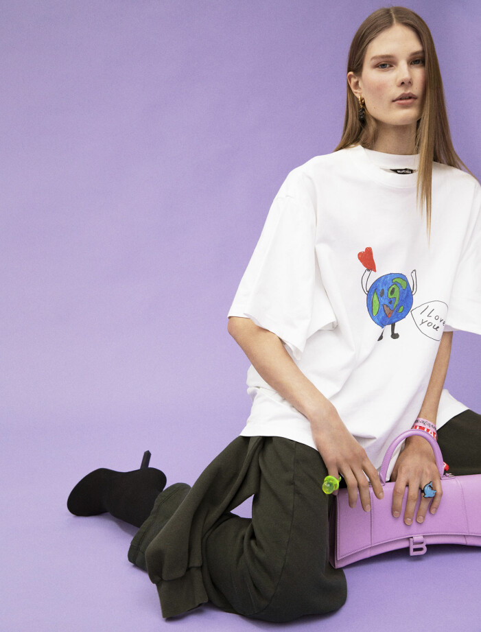 T-shirt, 4 307 kr, overall som byxor,10 033 kr, skor, 13 073 kr, neongrön ring, 2 533 kr, delfinring, 3 547 kr, rosa armband, 2 989 kr, rött armband, 2 989 kr, örhänge, 4 003 kr, och väska, 16 722 kr, allt Balenciaga. Modellen har på sig T-shirt, overall som byxor, skor, neongrön ring, delfinring, rosa armband, rött armband, örhänge, och väska från Balenciaga.