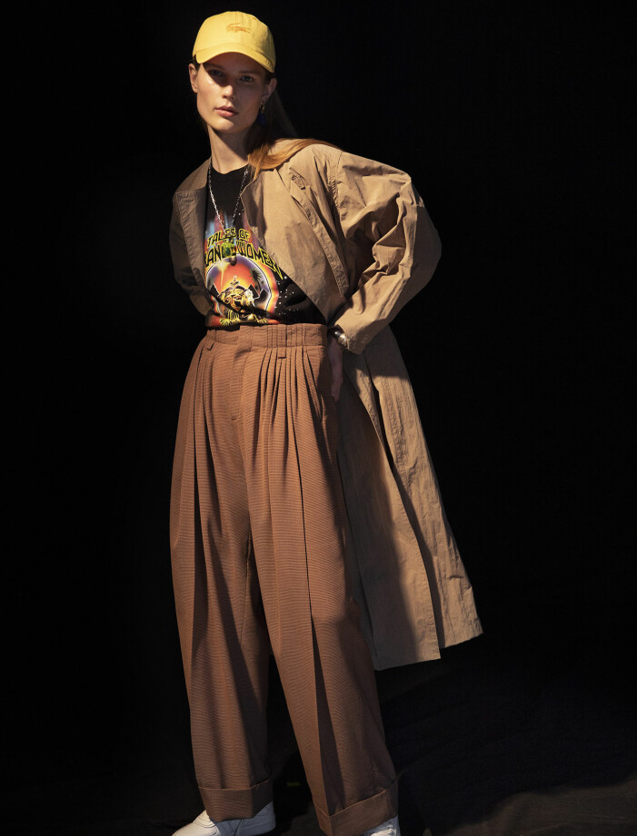Trenchcoat, 9 628 kr, Isabel Marant. T-shirt, 2 685 kr, Stella McCartney/Mytheresa. Byxor, 11 046 kr, Chloé/Mytheresa. Keps, 800 kr, Lacoste. Skor, 7 500 kr, Celine by Hedi Slimane. Halsband, 3 700 kr, Acne Studios. Berlock, 2 533 kr, och örhänge, 4 003 kr, allt Balenciaga. Stelt armband, 6 283 kr, Chloé. Modellen har på sig trenchcoat från Isabel Marant, T-shirt från Stella McCartney/Mytheresa, byxor från Chloé/Mytheresa, keps från Lacoste, skor från Celine by Hedi Slimane, halsband från Acne Studios, berlock och örhänge från Balenciaga, stelt armband från Chloé.