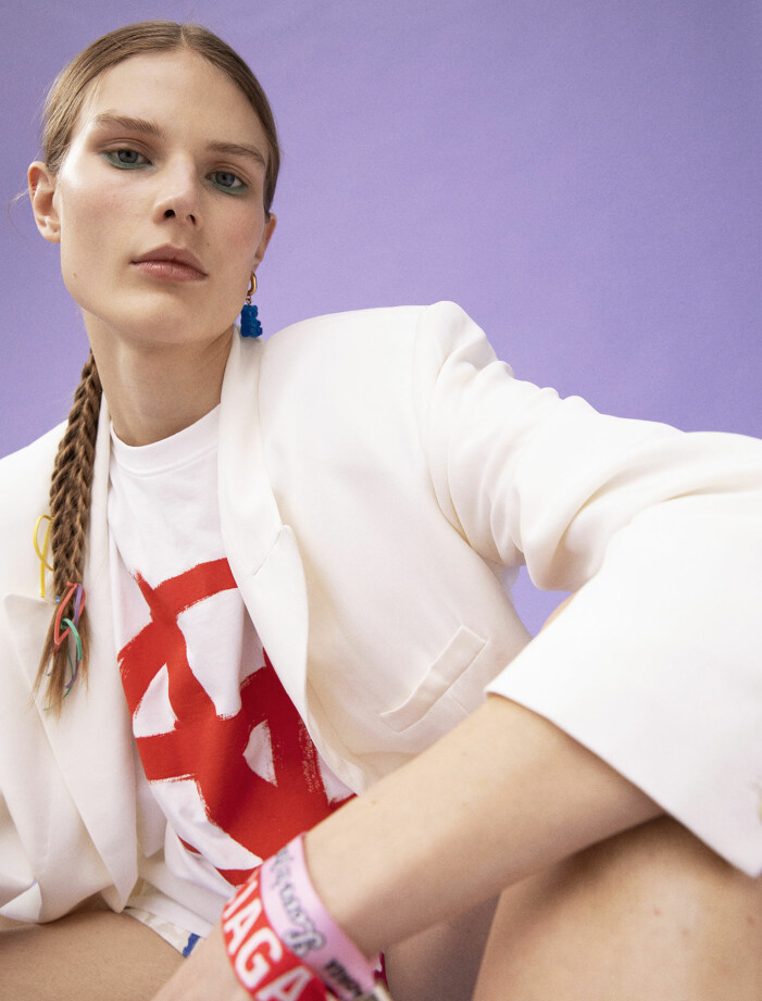 Kavaj, 9 932 kr, och shorts, 6 587 kr, båda Isabel Marant. T-shirt, 3 851 kr, Vetements/Mytheresa. Rosa armband, 2 989 kr, rött armband, 2 989 kr, och örhänge, 4 003 kr, allt Balenciaga Modellen har på sig kavaj och shorts från Isabel Marant, T-shirt från Vetements/Mytheresa, rosa armband, rött armband och örhänge från Balenciaga.