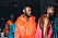 Backstage från ELLE-galan 2019, manlig modell i orange jacka.
