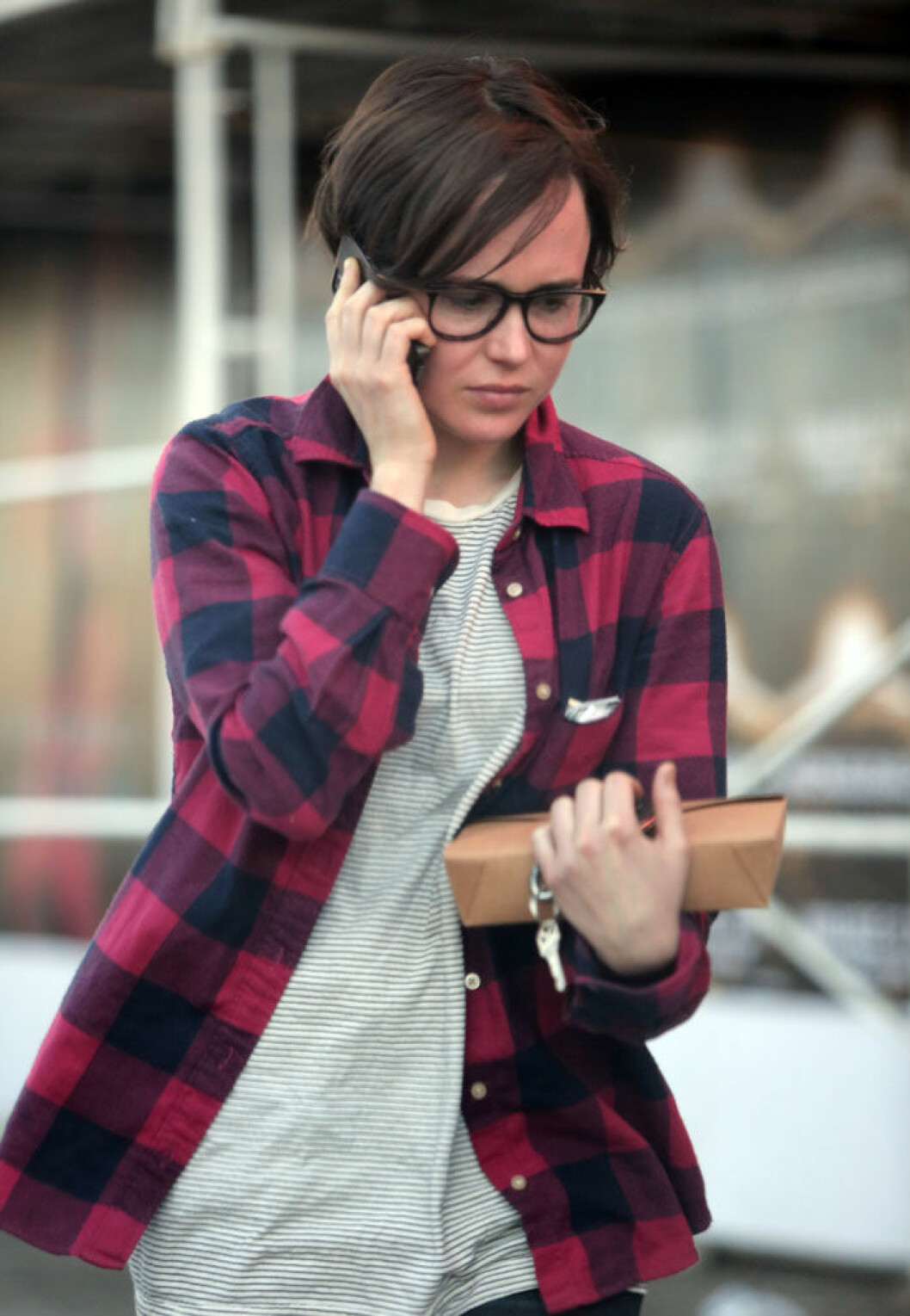 Ellen Page i hipster-look med glasögon. Ellen Page i hipster-look med glasögon.