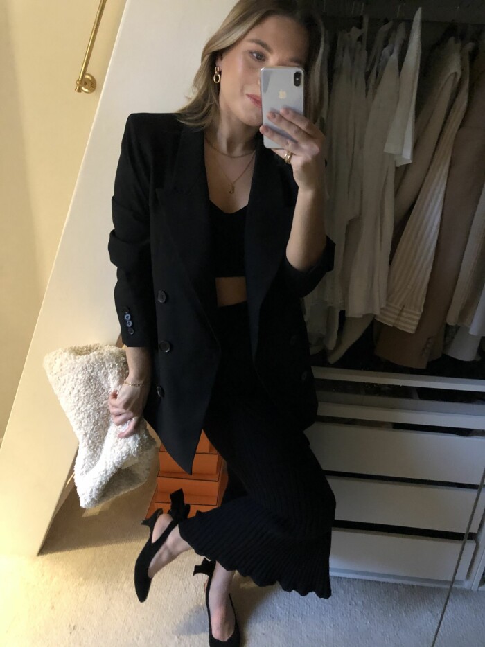 ELLEs stylingredaktör i stickat set och kavaj.