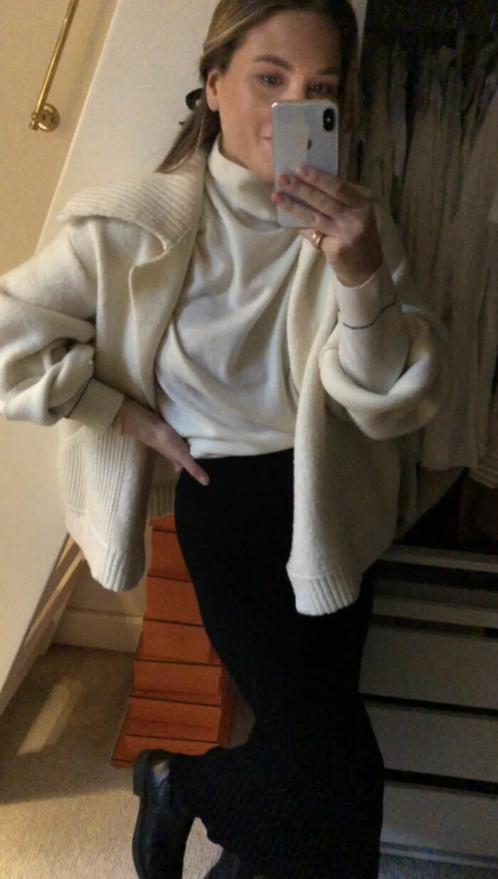 ELLEs stylingredaktör i svartvit styling.