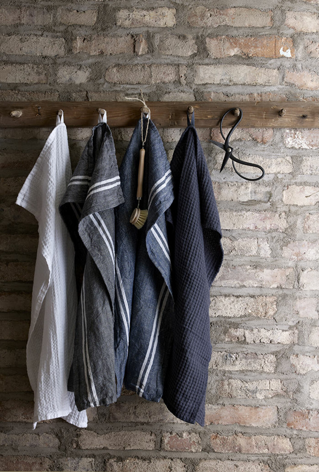 Photo: Style and looks Hem w35 Launch: 2016-35 AD: Katarina Söderberg Photo planning: 2016-05-23 - 2016-06-03 Search term: 16_Q3_2_HEM Image name: AAIQ Image content: 66-2840 Pedistal Kelly Dia 35 Grå