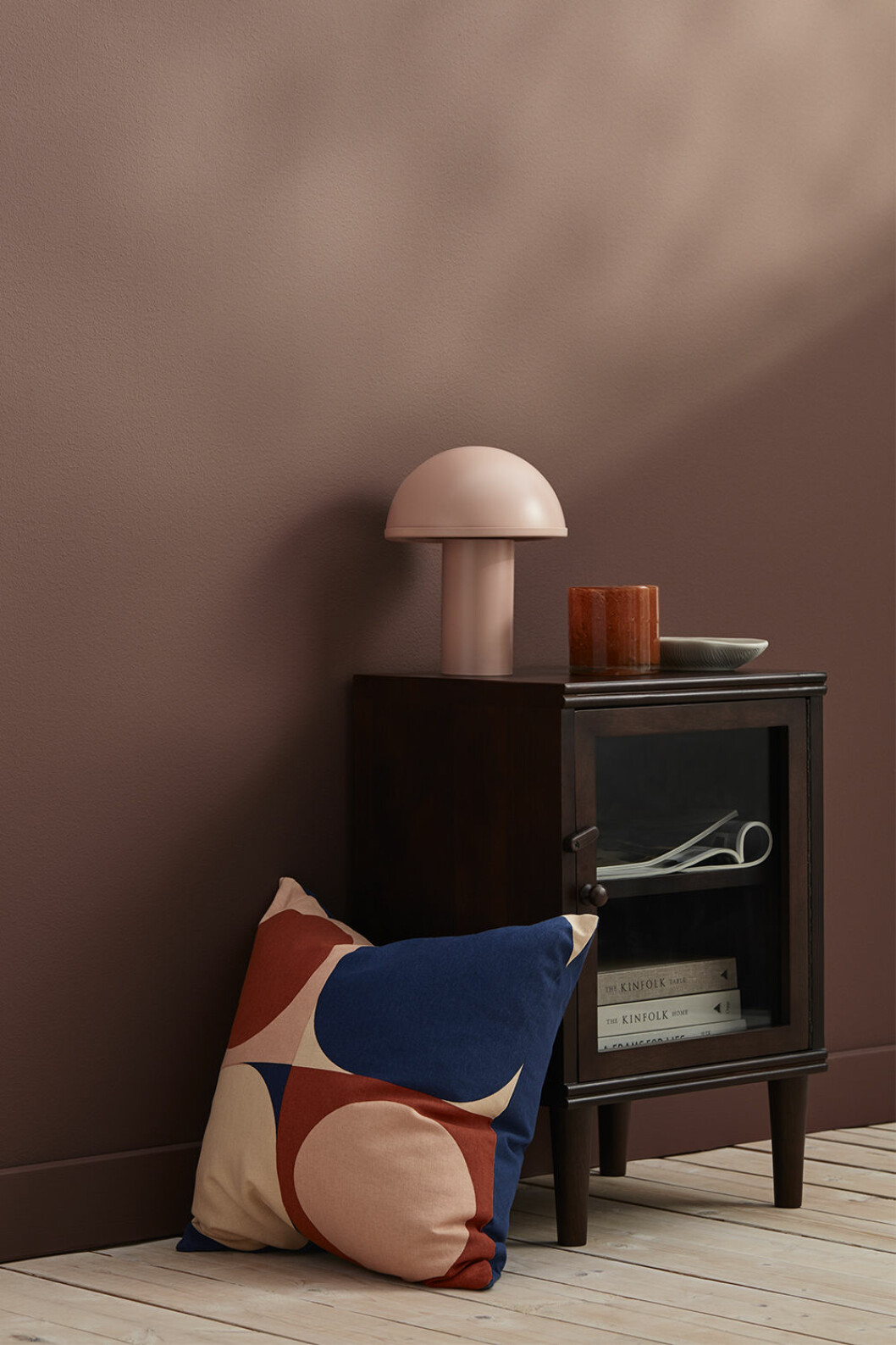 Rosa toner är en av vårens favoritfärger på Ellos Home. Rosa bordslampa och kudde i rosa, rött och blått från Ellos Home.