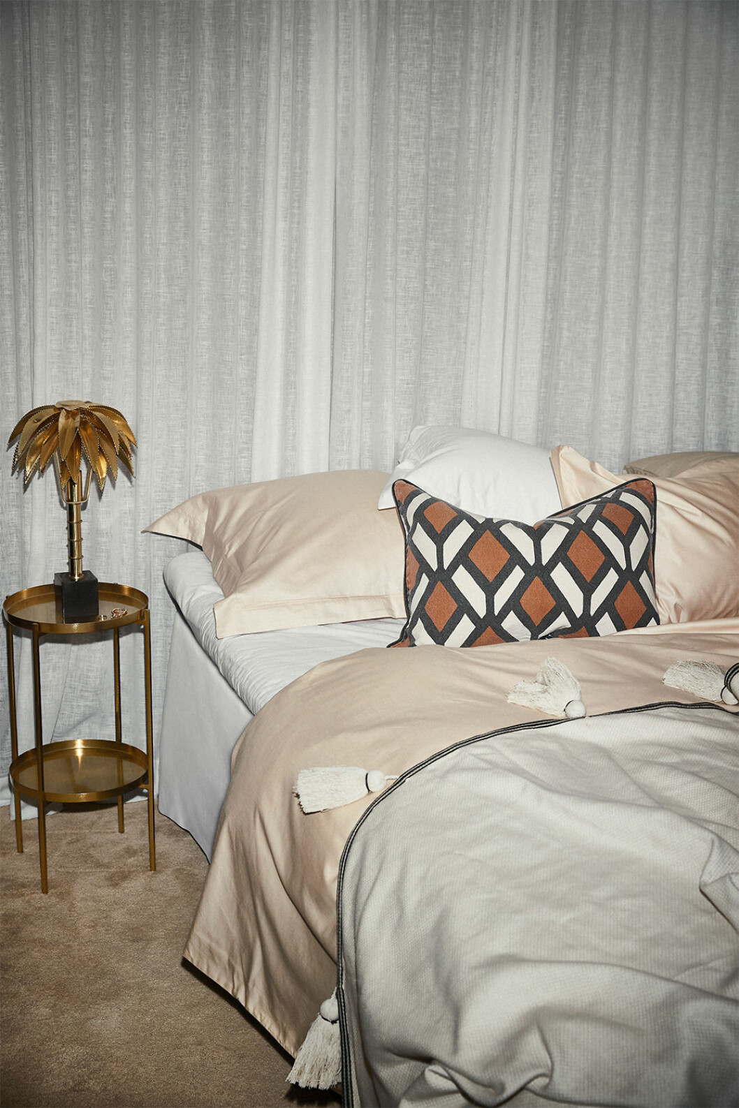 Sängkläder och detaljer från Ellos Homes staycation-kollektion