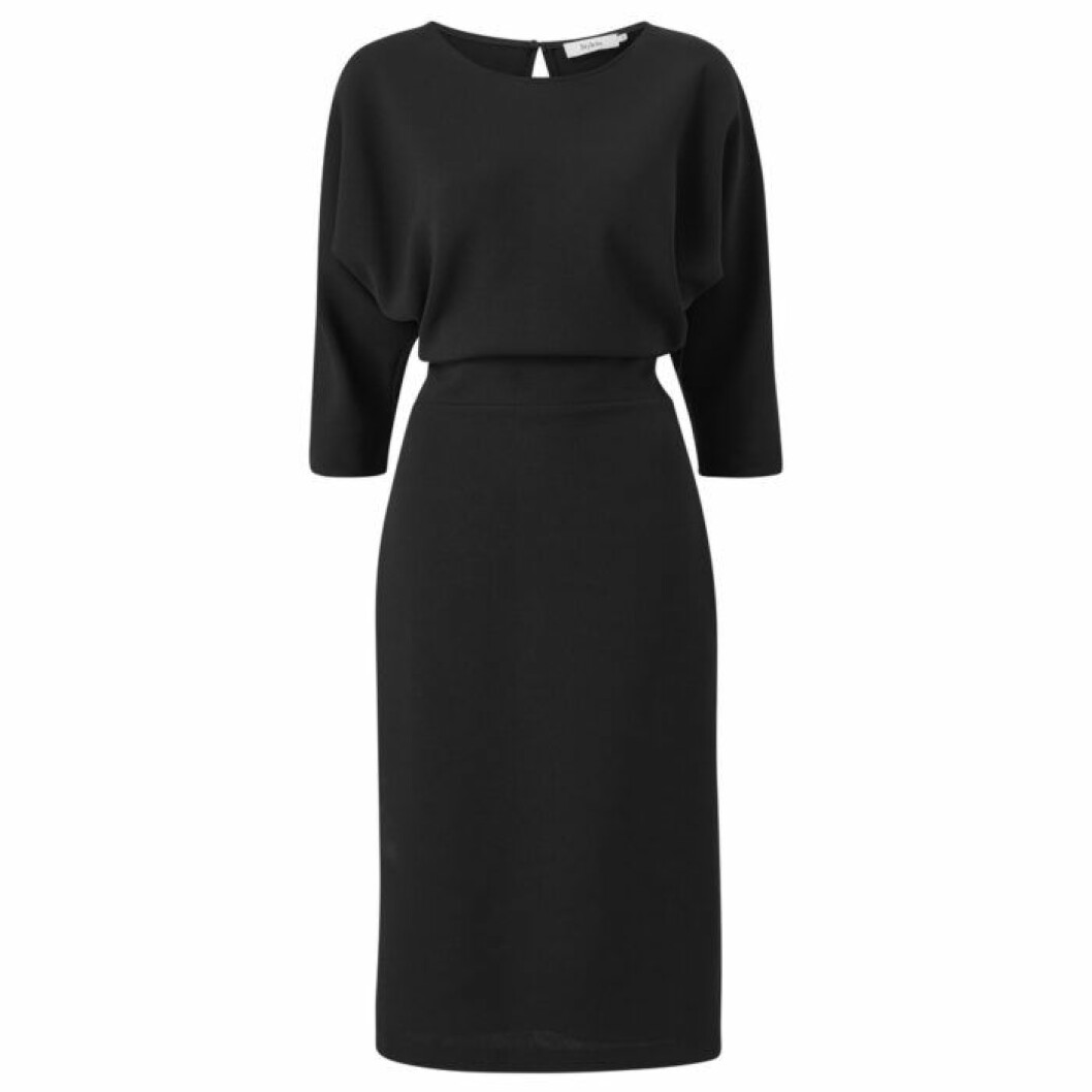 Svart klänning. <a href="http://www.awin1.com/cread.php?awinaffid=439037&awinmid=8905&clickref=isabellastylein&platform=dl&p=%5B%5Bhttps%3A%2F%2Fwww.ellos.se%2Fstylein%2Fklanning-vienna%2F1565472-01%5D%5D" target="_blank" rel="noopener">Här kan du köpa den</a>. Svart klänning från Isabella Löwengrip x Stylein för Ellos