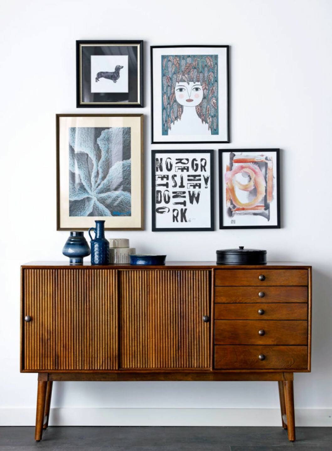 Tavlor och keramik ur vintagekollektionen <p></p><p>i fin kombination. Skåp, 4 999 kr.</p>