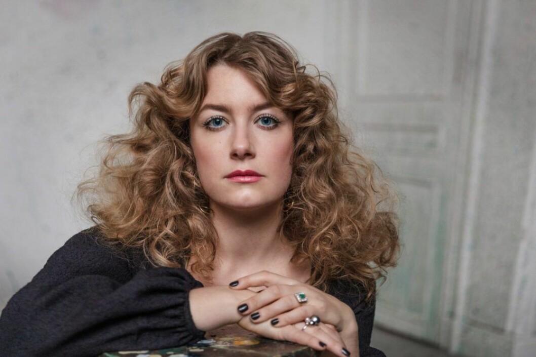 I tv-serien har Elsa Billgren fått släppa programledarrollen och jobba på att bara vara. Elsa Billgren i tv-serien Äkta Billgrens