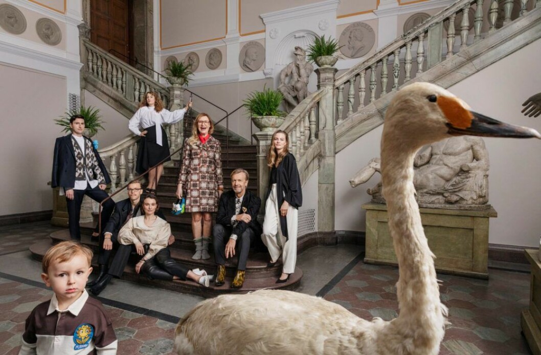 Familjen Billgren fotograferad i Nikehallen på Konstakademien i Stockholm, där både Elsa och Helene Billgren har sina ateljéer. <strong>Elsa:</strong> Blus, Ganni/Nathalie Schuterman. Kjol, Rodebjer. Pumps, ATP Atelier. <strong>Pontus:</strong> Kostym, Arket. Kofta, Gucci. Skjorta, Hope. Skor, Hugo Boss. Brosch, Louis Vuitton. <strong>Helene:</strong> Kappa, pikétröja och pumps, Louis Vuitton. <strong>Ernst:</strong> Kavaj, byxor och skor, Hope. Skjorta, H&M. Näsduk, Amanda Christensen. Guldringar, Engelbert. Enkel guldring, Maria Nilsdotter. <strong>Sigge:</strong> Smoking, BLK DNM. Skjorta, Cos. Scarf, Amanda Christensen/Hattbaren. Armband, Skultuna. <strong>Anna:</strong> Blus, Rodebjer. Byxor, Filippa K. Skor, Acne Studios. Ring, Engelbert. Klocka och armband, Cartier. Örhängen, Yasar Aydin. <strong>Andrea:</strong> Blus, Balenciaga/Nathalie Schuterman. Byxor, BLK DNM. Skor, ATP Atelier. Örhängen, Anni Lu/Nathalie Schuterman. <strong>Lynn:</strong> Pikétröja och shorts, Mini Rodini. Sneakers, Converse. Familjen Billgren